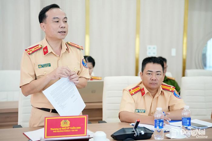 Đại diện Cục Cảnh sát giao thông phát biểu tại buổi làm việc. Ảnh: T.V