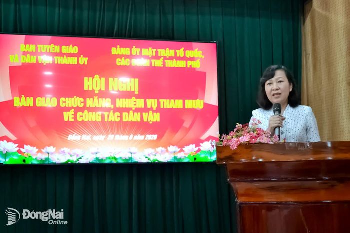 Phó Bí thư Thành ủy, Bí thư Đảng ủy MTTQ, các đoàn thể thành phố, Chủ tịch Ủy ban MTTQ Việt Nam thành phố Huỳnh Thị Hằng phát biểu tiếp nhận nhiệm vụ. Ảnh: Phương Hằng