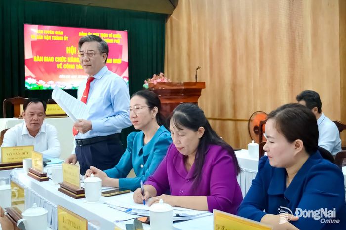 Ủy viên Ban Thường vụ Thành ủy, Trưởng ban Tuyên giáo và Dân vận Thành ủy Dương Minh Dũng gợi ý các nội dung thảo luận tại hội nghị. Ảnh: Phương Hằng