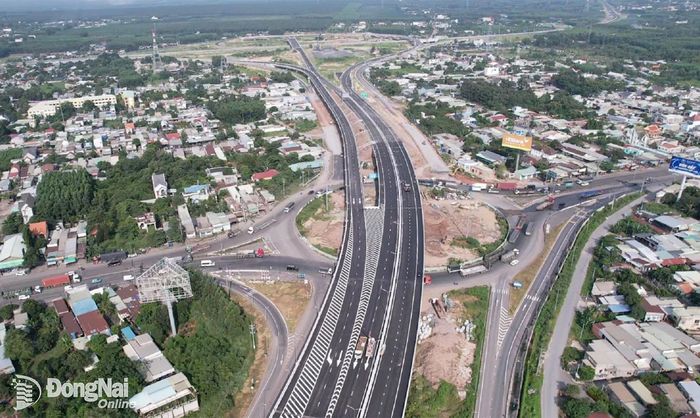 Trong giai đoạn khai thác hiện nay, phương tiện lưu thông từ hướng tỉnh Tây Ninh về thành phố Đồng Nai khi đến nút giao quốc lộ 51 sẽ rời cao tốc Bến Lức - Long Thành để tiếp tục lưu thông trên quốc lộ 51. Ảnh: Phạm Tùng