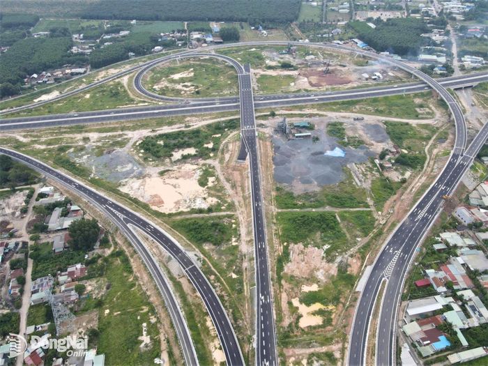 Nút giao Tân Hiệp, kết nối cao tốc Bến Lức - Long Thành với cao tốc Biên Hòa - Vũng Tàu chưa thể đưa vào khai thác từ ngày 30-9 do chưa hoàn tất các thủ tục liên quan. Nút giao này sẽ được đưa vào khai thác sau. Ảnh: Phạm Tùng