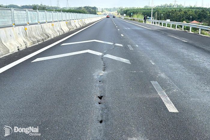 Vết nứt dọc trên nền đường phần bên phải tuyến Dự án Thành phần 1, cao tốc Biên Hòa - Vũng Tàu đoạn qua phường Phước Tân, thành phố Đồng Nai. Ảnh: CTV