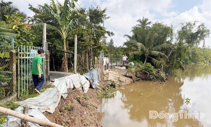 Người dân đi lại khó khăn tại điểm sạt lở trên Đường bờ Tây sông Rạch Gầm.