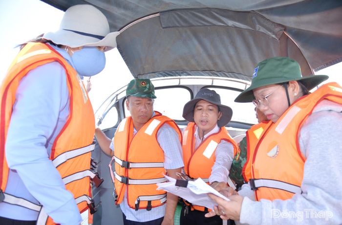 Đồng chí Nguyễn Phước Thiện khảo sát vùng nuôi hàu tại xã Tân Điền.