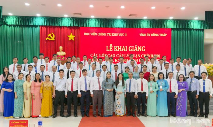 Đại biểu và học viên tại lễ khai giảng.