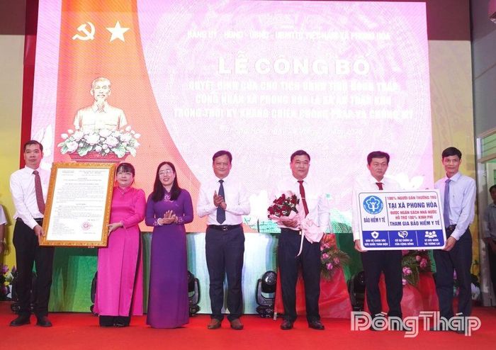 Đại diện lãnh đạo UBND tỉnh Đồng Tháp trao Quyết định của Chủ tịch UBND tỉnh công nhận Phong Hòa là xã An toàn khu; trao quyết định và biểu trưng 100% người dân thường trú trên địa bàn xã tham gia bảo hiểm y tế do ngân sách nhà nước hỗ trợ.