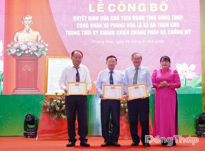 Lãnh đạo Đảng ủy, UBND xã Phong Hòa trao Giấy khen cho các cá nhân có thành tích đóng góp xây dựng xã An toàn khu.