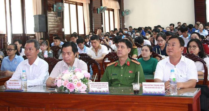  Lãnh đạo các sở, ngành liên quan tham dự khai mạc phiên giao dịch việc làm tại phường Mỹ Tho.