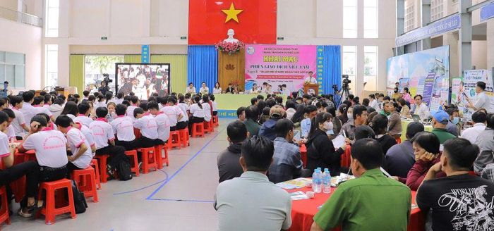 Quang cảnh khai mạc phiên giao dịch việc làm tại Trụ sở chính Trung tâm Dịch vụ việc làm Đồng Tháp.