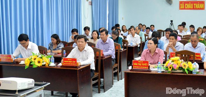 Lãnh đạo xã và các đại biểu tham dự hội nghị.