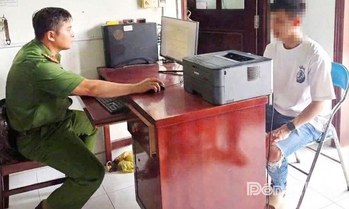 Công an xã Tân Hương làm việc với 1 trong 2 thanh niên.