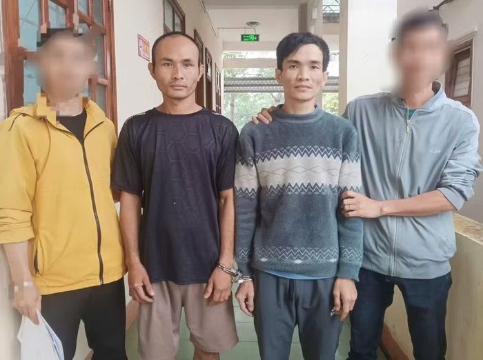 Đối tượng Phương (thứ 2 từ trái sang) và Phương đã bị khởi tố. Ảnh: Quang Dũng