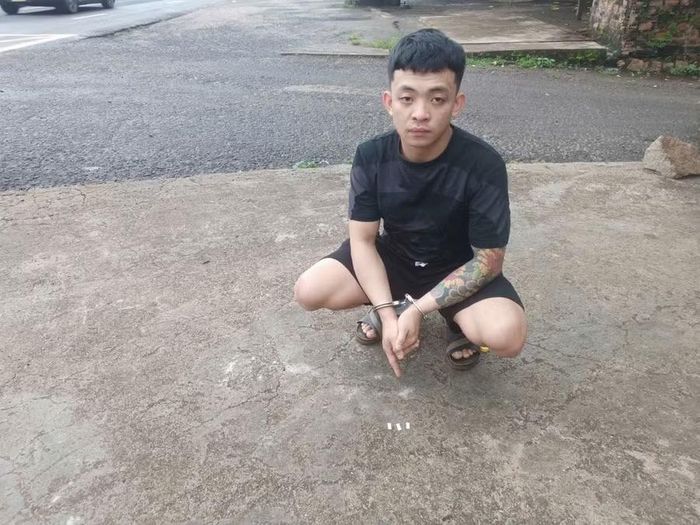 Đối tượng Nghĩa bị bắt khi tàng trữ 3 gói ma túy đá. Ảnh: Quang Dũng