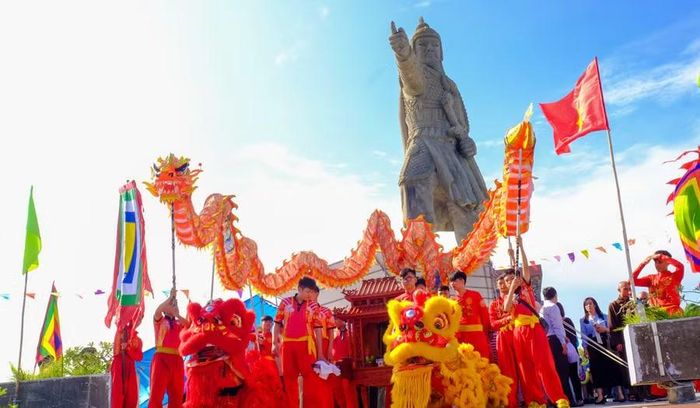  Nghi lễ rước giác linh kết nối Tượng đài và Đền thờ Trần Hưng Đạo, tạo nên một không gian thực hành tín ngưỡng thờ Đức Thánh Trần đặc biệt ở Quy Nhơn. Ảnh: Ngọc Nhuận 
