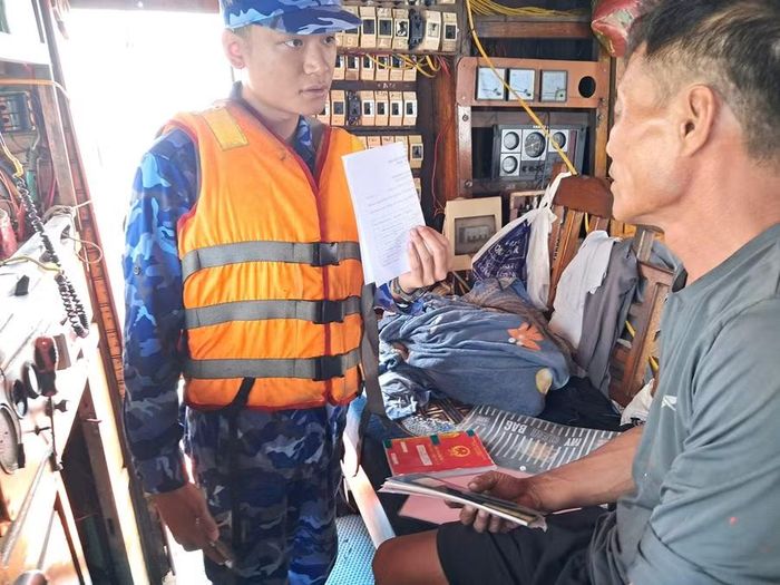 Tổ công tác của Tàu CSB 6006 kiểm tra hồ sơ, giấy tờ tàu cá ngư dân.