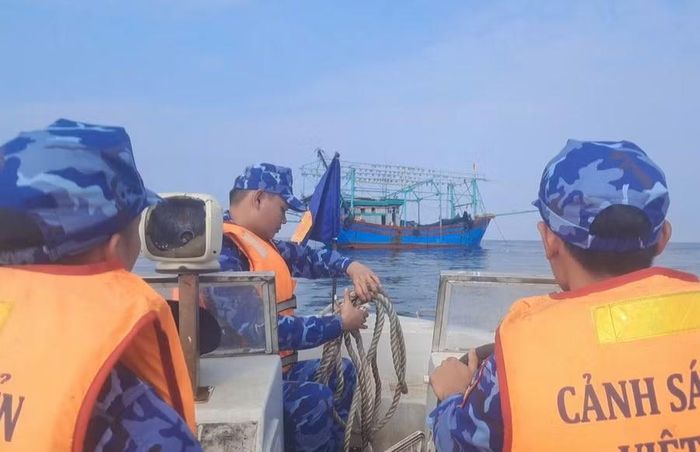 Tổ công tác của Tàu CSB 6006 tiếp cận tàu ngư dân.