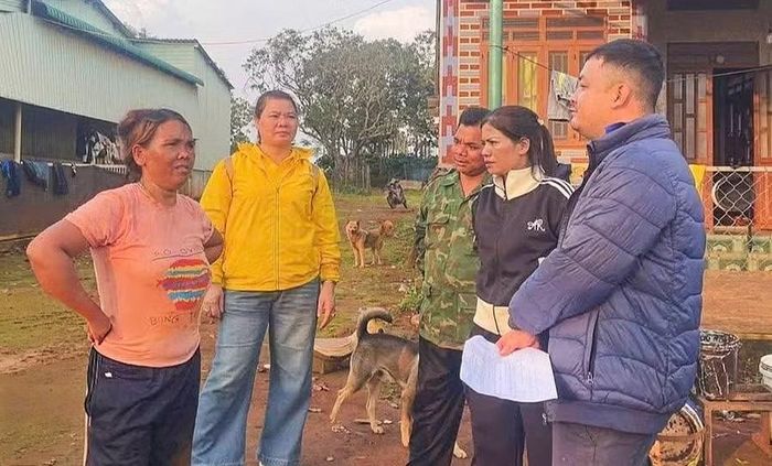  Đoàn Thanh niên và Hội Liên hiệp phụ nữ xã Ia Krêl vận động gia đình học sinh đưa con em trở lại trường học. Ảnh: Ánh Kiều 