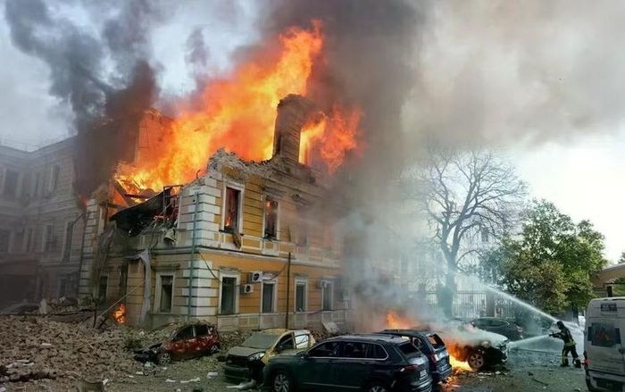 Hiện trường vụ cháy nhà máy pháo hoa ở Yaroslavl, Nga. Ảnh: Reuters