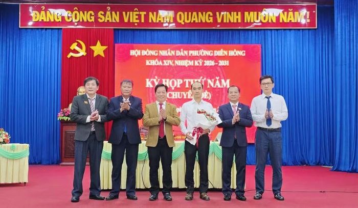  Ông Hoàng Ngọc Luân - Trưởng phòng Tài chính - Kế hoạch được bầu bổ sung Ủy viên UBND phường khóa XIV. Ảnh: Đỗ Hằng 