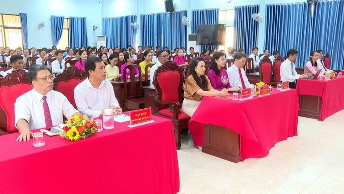  Các đại biểu dự lễ khai giảng. Ảnh: Bình Dương 