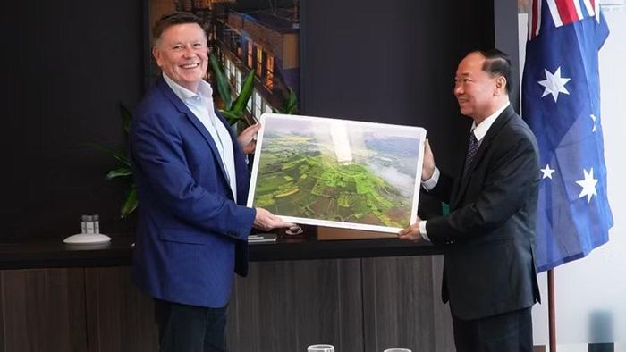 Bí thư Tỉnh ủy Thái Đại Ngọc trao quà lưu niệm cho đại diện Tribeca Investment Partners. Ảnh: Ngọc Luận