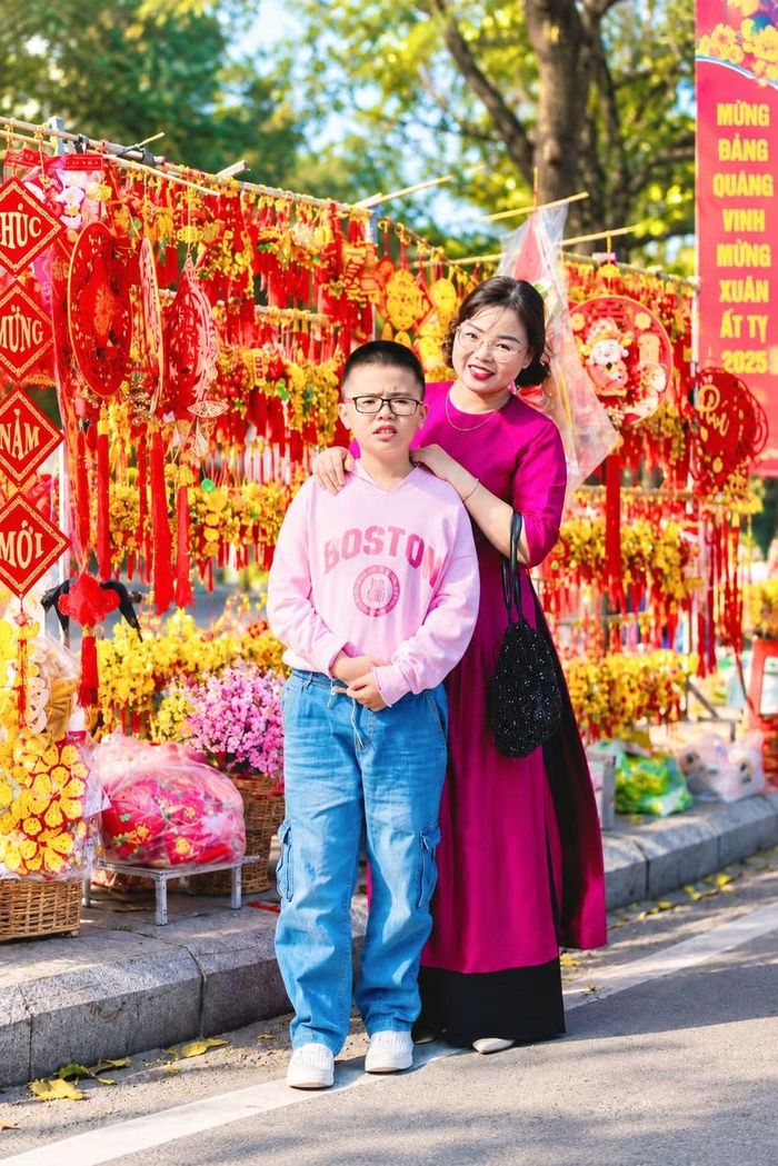  Chị Nguyễn Ngọc Hà (phường Quy Nhơn Nam) kiên trì đồng hành cùng con tự kỷ, giúp con từng bước hình thành kỹ năng xã hội. Ảnh: B.N 