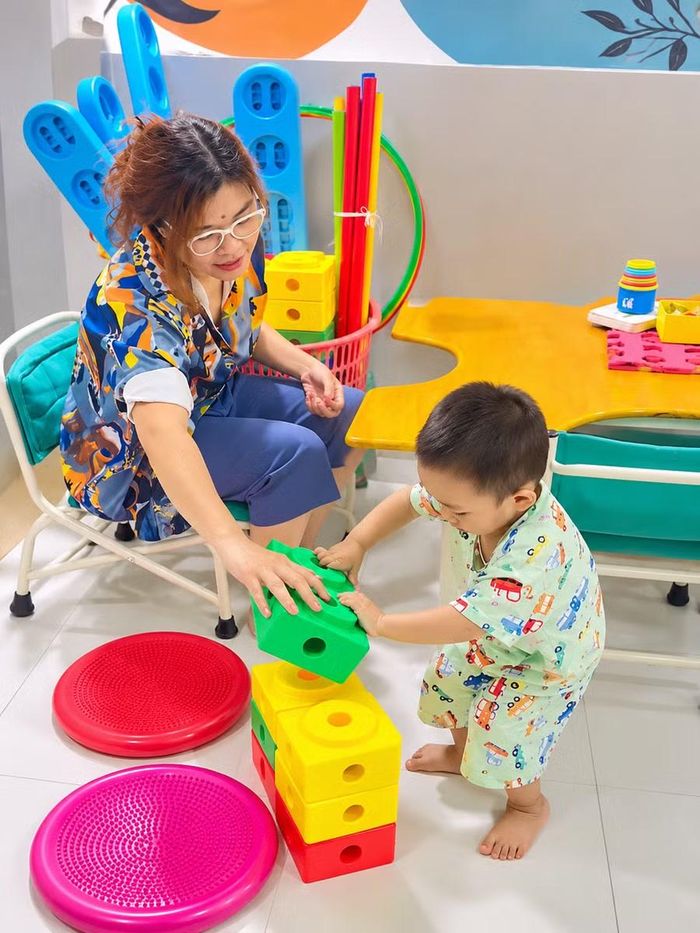  Thạc sĩ tâm lý trường học Trần Phương Thủy hướng dẫn trẻ tự kỷ tại Học viện Kỹ năng Khủng Long. Ảnh: B.N 