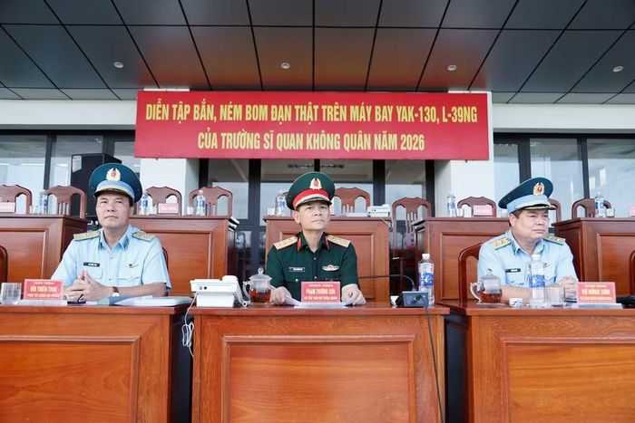 Lãnh đạo Bộ Tổng Tham mưu và Quân chủng Phòng không - Không quân theo dõi, chỉ đạo diễn tập. Ảnh: H.P