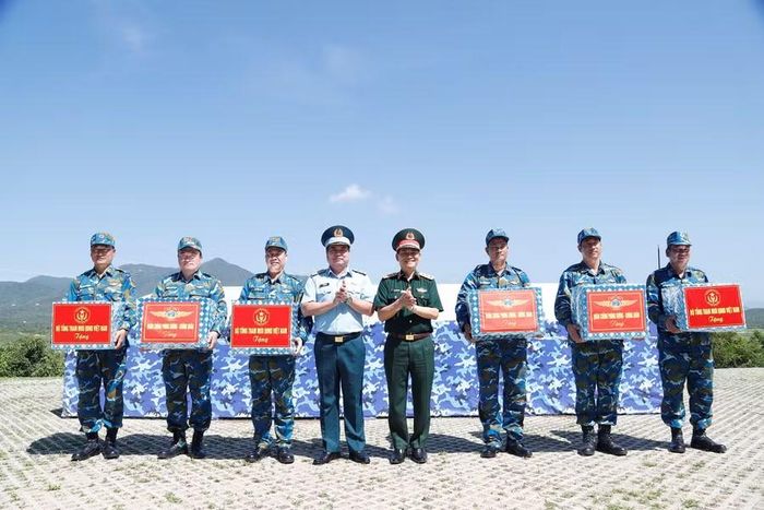 Thượng tướng Phạm Trường Sơn và Trung tướng Vũ Hồng Sơn tặng quà động viên, chúc mừng các lực lượng hoàn thành tốt nhiệm vụ diễn tập. Ảnh: H.P