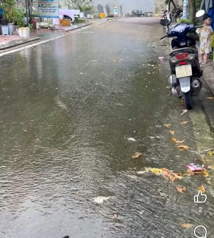 Người dân phản ánh tình trạng nước tràn xuống mặt đường Lê Thị Riêng gây trơn trượt. Ảnh: Người dân cung cấp 