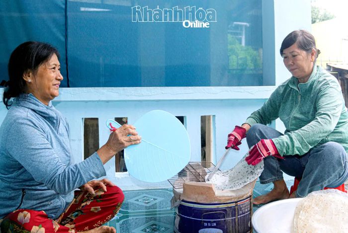 Thành viên tổ hợp tác nướng bánh tráng.