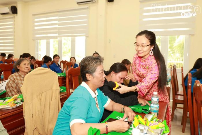 Người dân xã Suối Dầu trao đổi tại hội nghị.