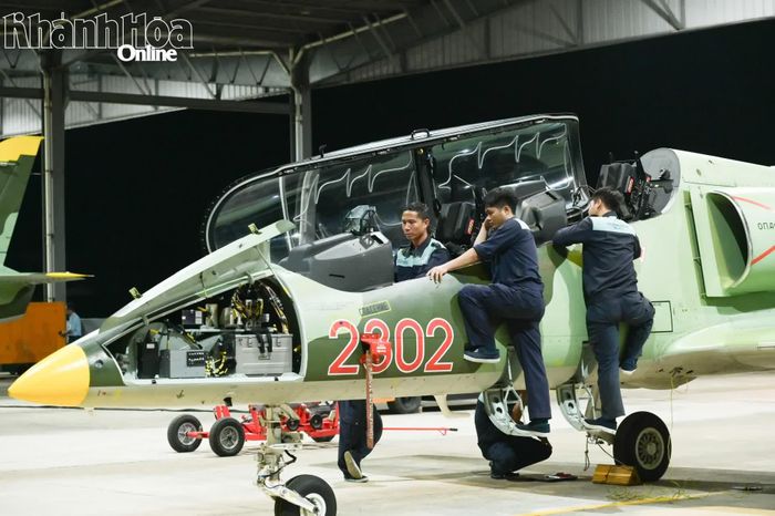 Nhân viên kỹ thuật hàng không kiểm tra tình trạng máy bay L-39NG trước khi bay.