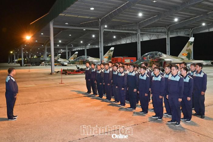 Giao nhiệm vụ cho nhân viên kỹ thuật hàng không.