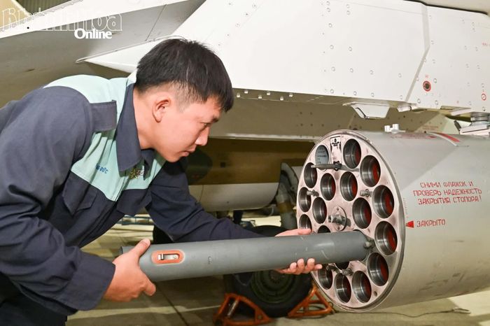 Lắp rốc két vào máy bay YAK-130.