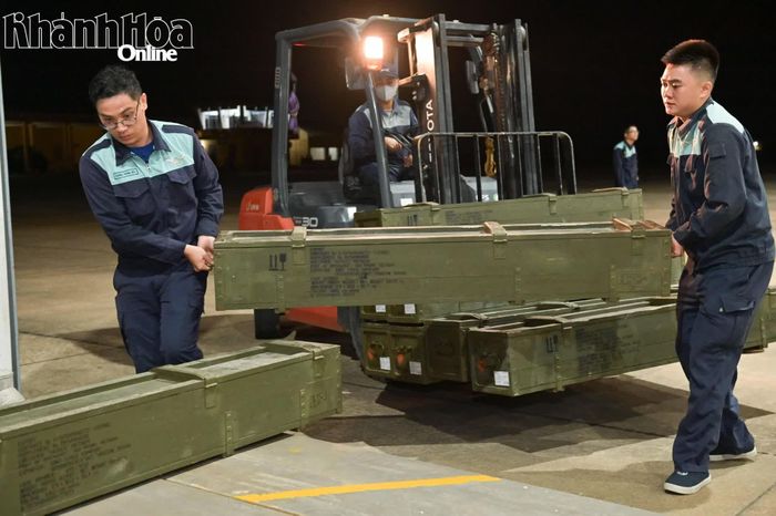 Nhân viên kỹ thuật chuẩn bị rốc két cho máy bay YAK-130.