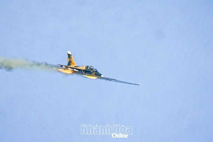 Phi công điều khiển máy bay YAK-130 thực hiện phóng rốc két.