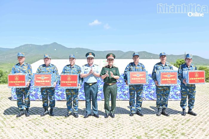 Thượng tướng Phạm Trường Sơn và Trung tướng Vũ Hồng Sơn tặng quà chúc mừng các đơn vị thực hiện diễn tập thành công.