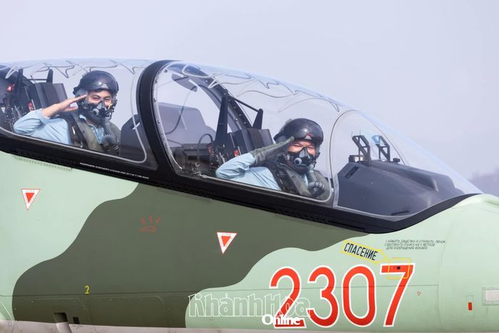 Phi công tự tin thực hiện nhiệm vụ bay.
