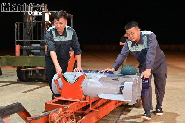 Chuẩn bị bom cho máy bay thực hiện diễn tập.