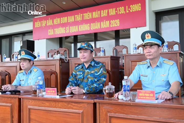 Các đại biểu tham dự, chỉ đạo diễn tập.
