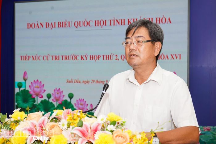 Lãnh đạo UBND xã Suối Dầu trả lời những kiến nghị thuộc thẩm quyền.