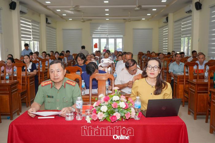 Các đại biểu và cử tri tại buổi tiếp xúc.