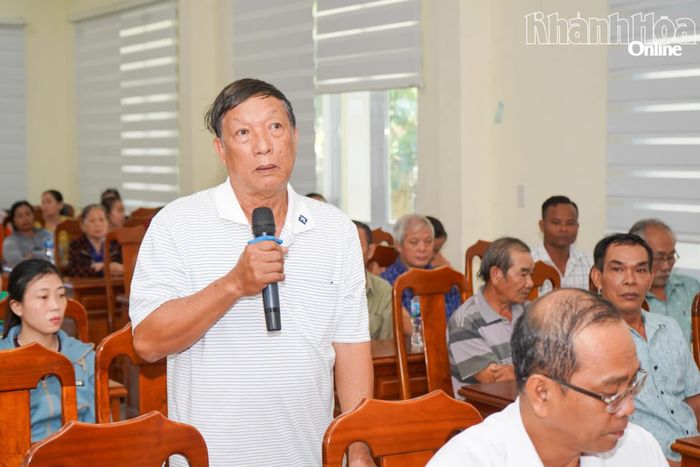 Cử tri xã Suối Dầu nêu kiến nghị tại buổi tiếp xúc cử tri.