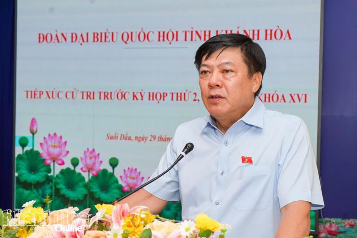 Chuẩn Đô đốc Phạm Minh Tuấn thông tin, làm rõ một số vấn đề cử tri quan tâm.