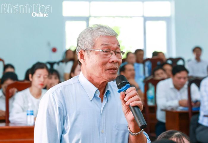 Cử tri nêu kiến nghị tại buổi tiếp xúc.