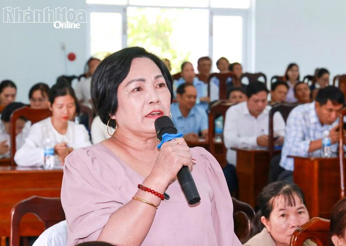 Cử tri nêu kiến nghị tại buổi tiếp xúc.
