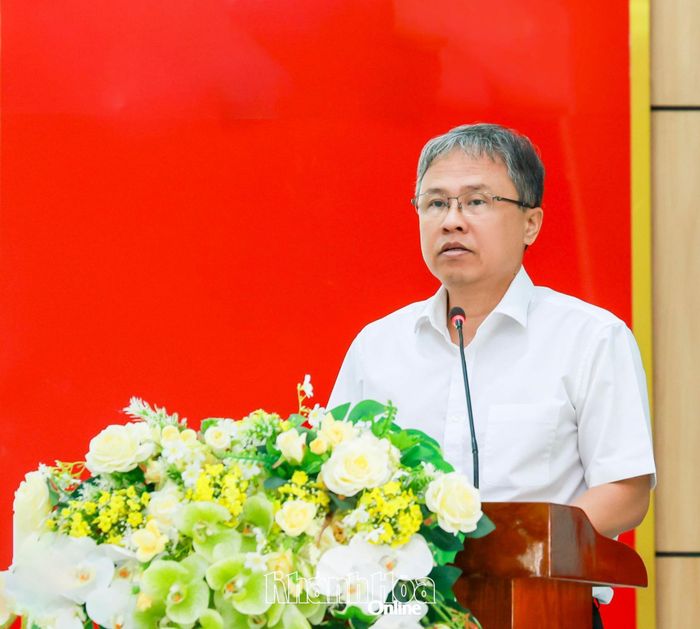 Đồng chí Trần Hòa Nam phát biểu tại buổi tiếp xúc cử tri.