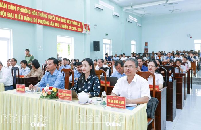 Đồng chí Trần Hòa Nam cùng các đại biểu, cử tri tham dự buổi tiếp xúc.