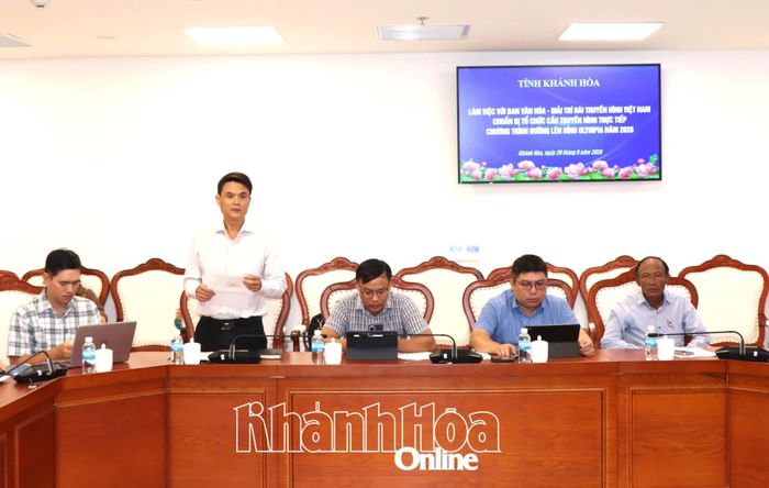 Lãnh đạo Sở Giáo dục và Đào tạo phát biểu tại buổi làm việc.